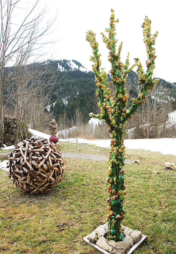 Bad Weed III, h 290 cm, 2013, Berner Oberland